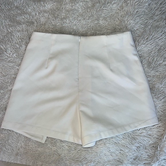 White crossover skort - Picture 3 of 7